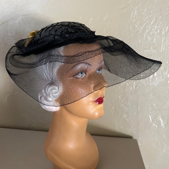 ROMANTIC 1930s' BLACK STRAW HAT - SEE-THROUGH BRIM & YELLOW FLOWERS AT THE BACK